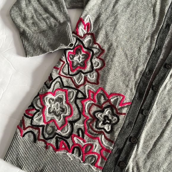 Dark grey with embroiled flowers white and fucsia. - Picture 2 of 8